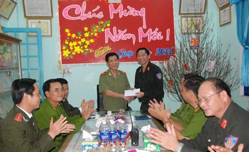 Giám đốc CATP Đà Nẵng thăm, chúc Tết các đơn vị địa phương trước thềm giao thừa